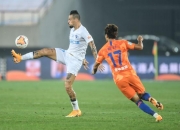 开云官网-大连人对阵山东鲁能的精彩比赛