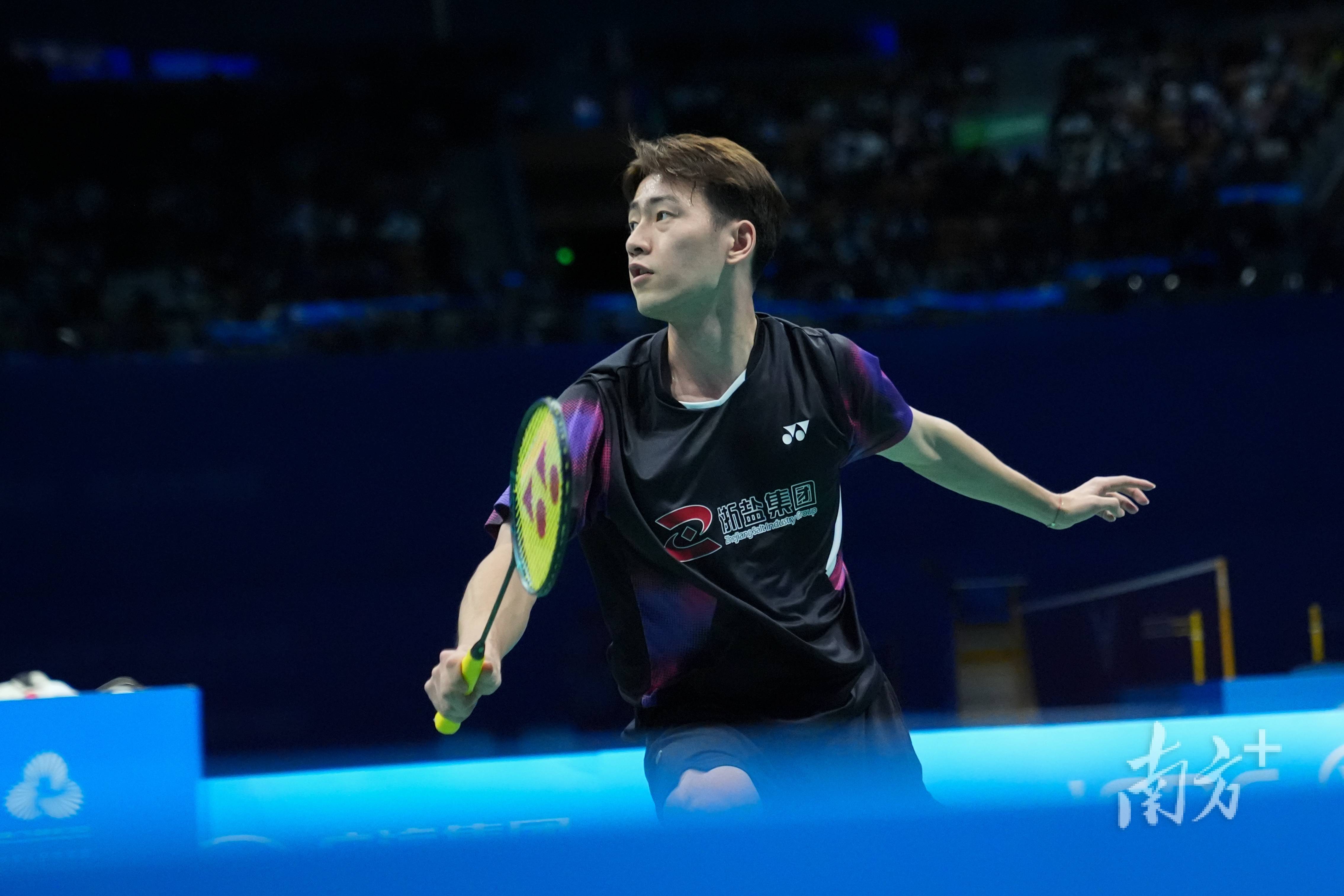 羽毛球双打选手默契配合，夺得金牌