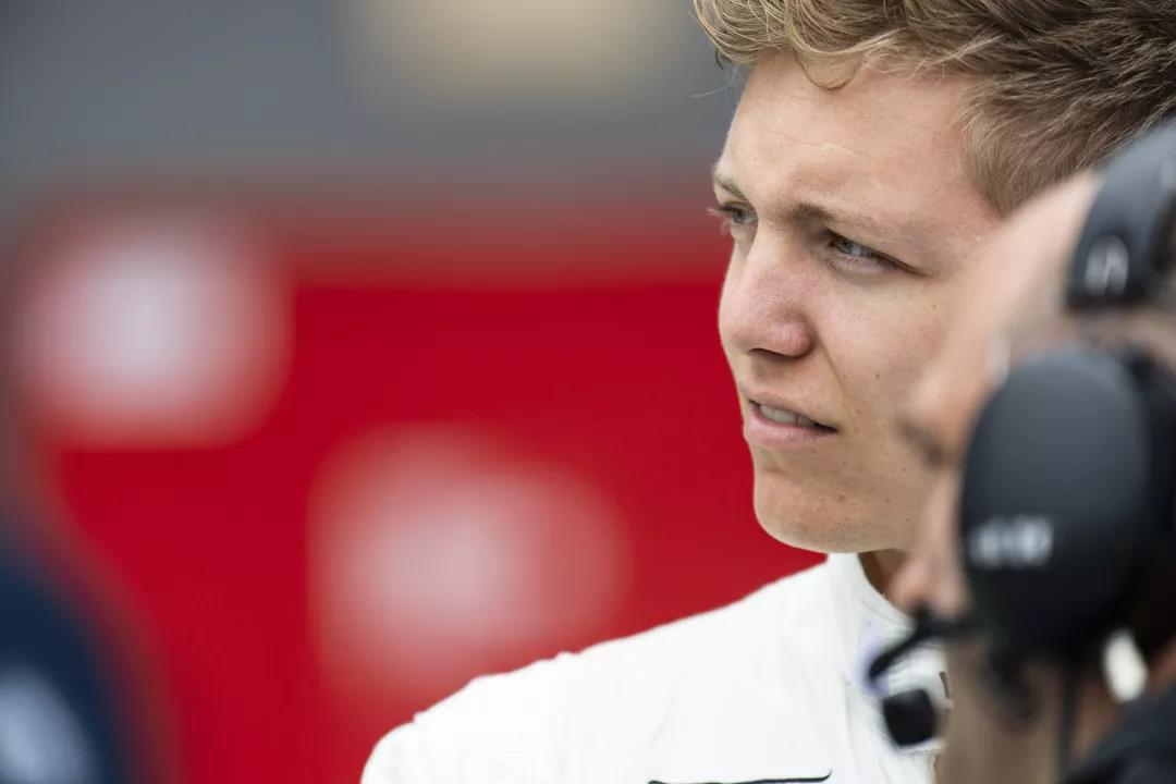 斯洛伐克队球员赴荷兰参加培训