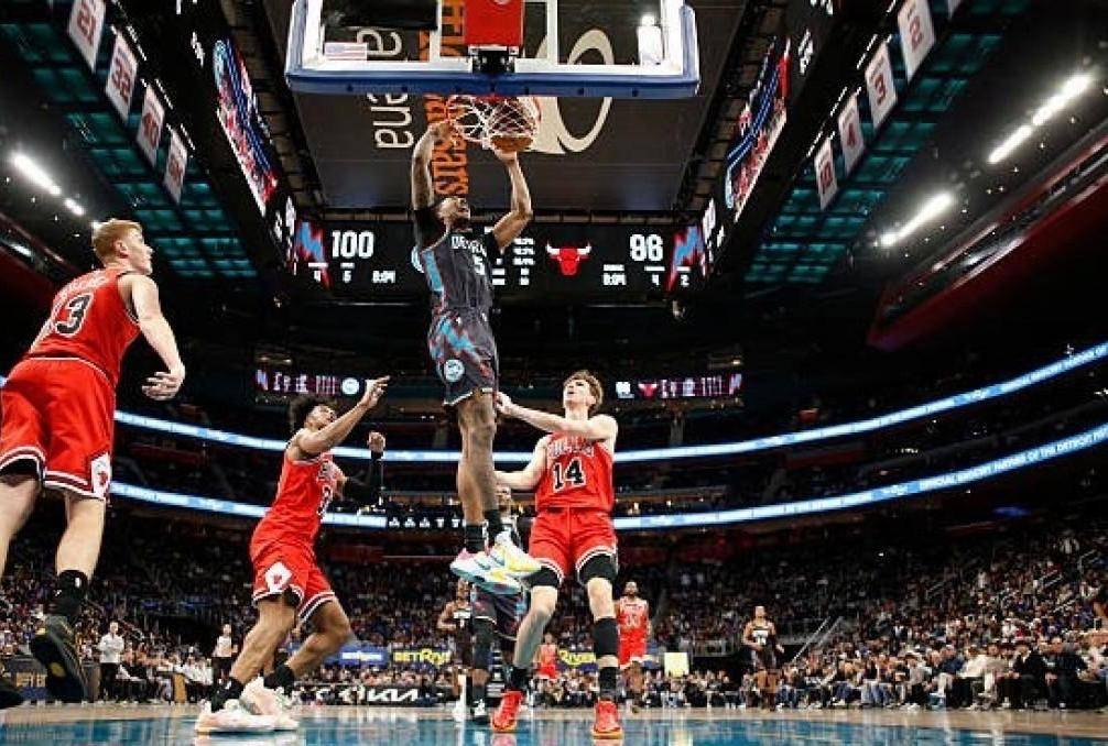 活塞队员合力防守，稳定取得连胜