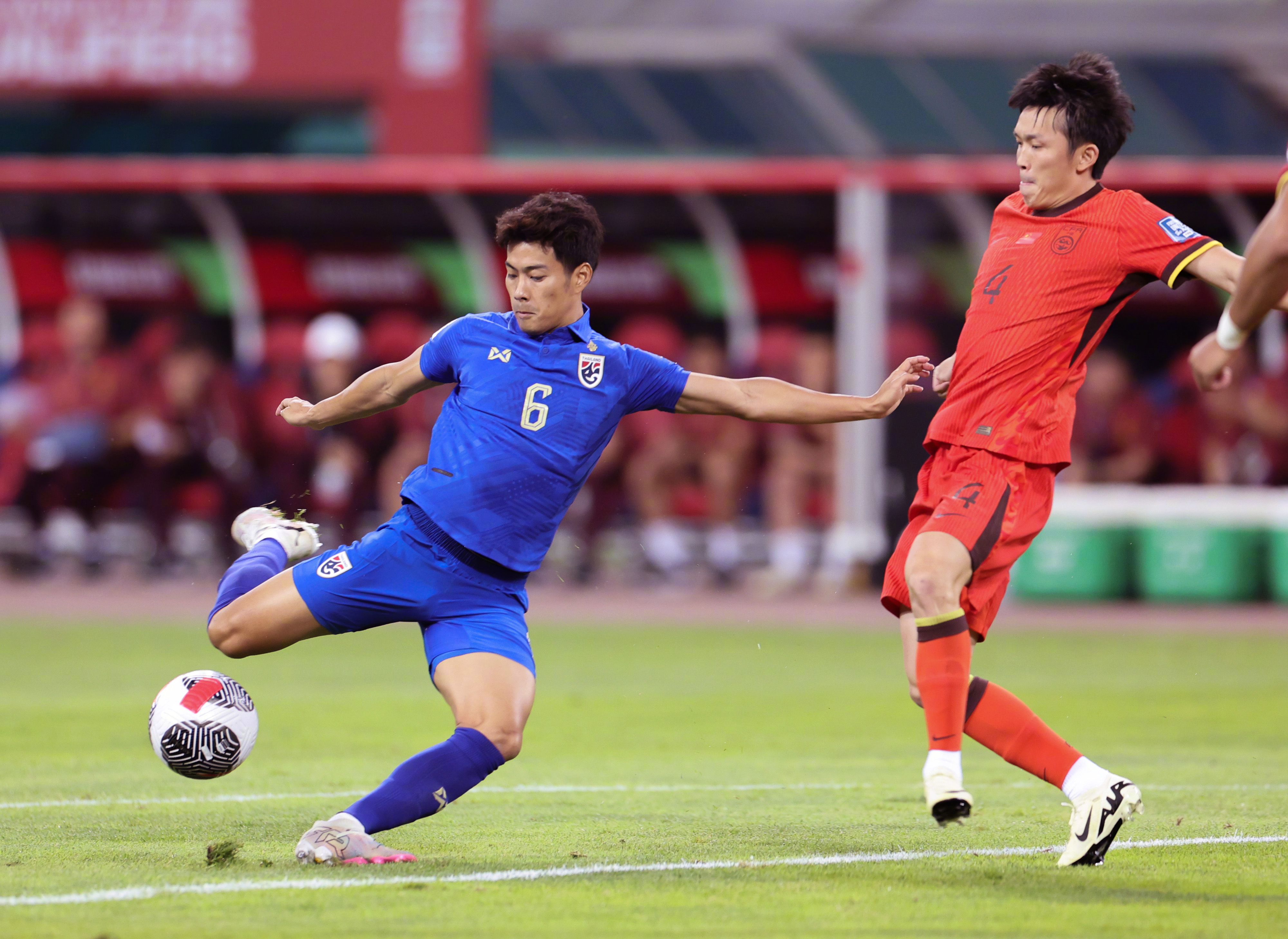 包含泰国足球联赛升降级比赛激烈进行，球队拼搏的词条