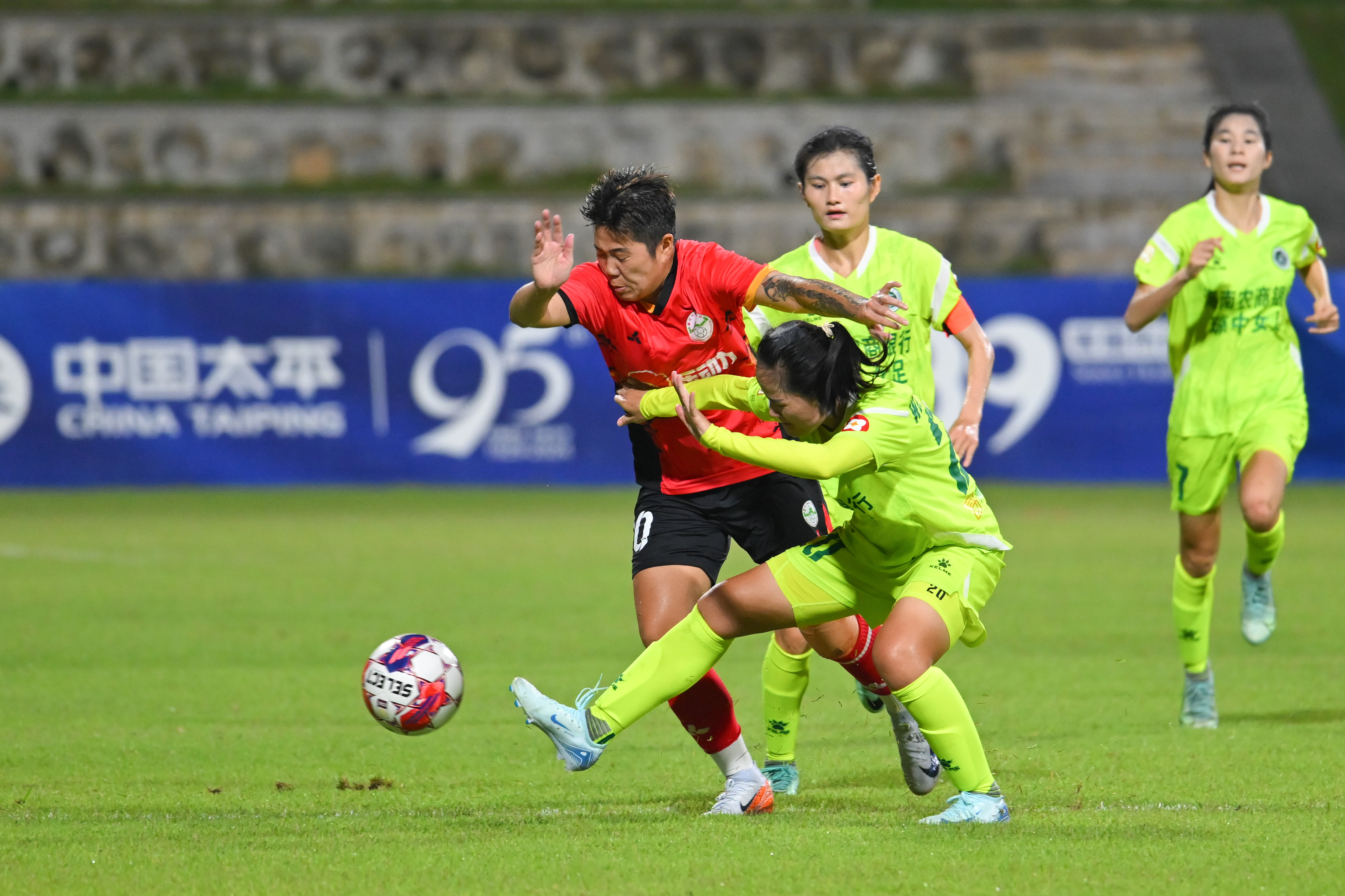 包含亚太女足联赛强手如云，巅峰对决精彩侧演的词条