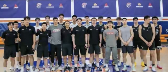 上海男篮主场对阵北京队，角逐东部领袖