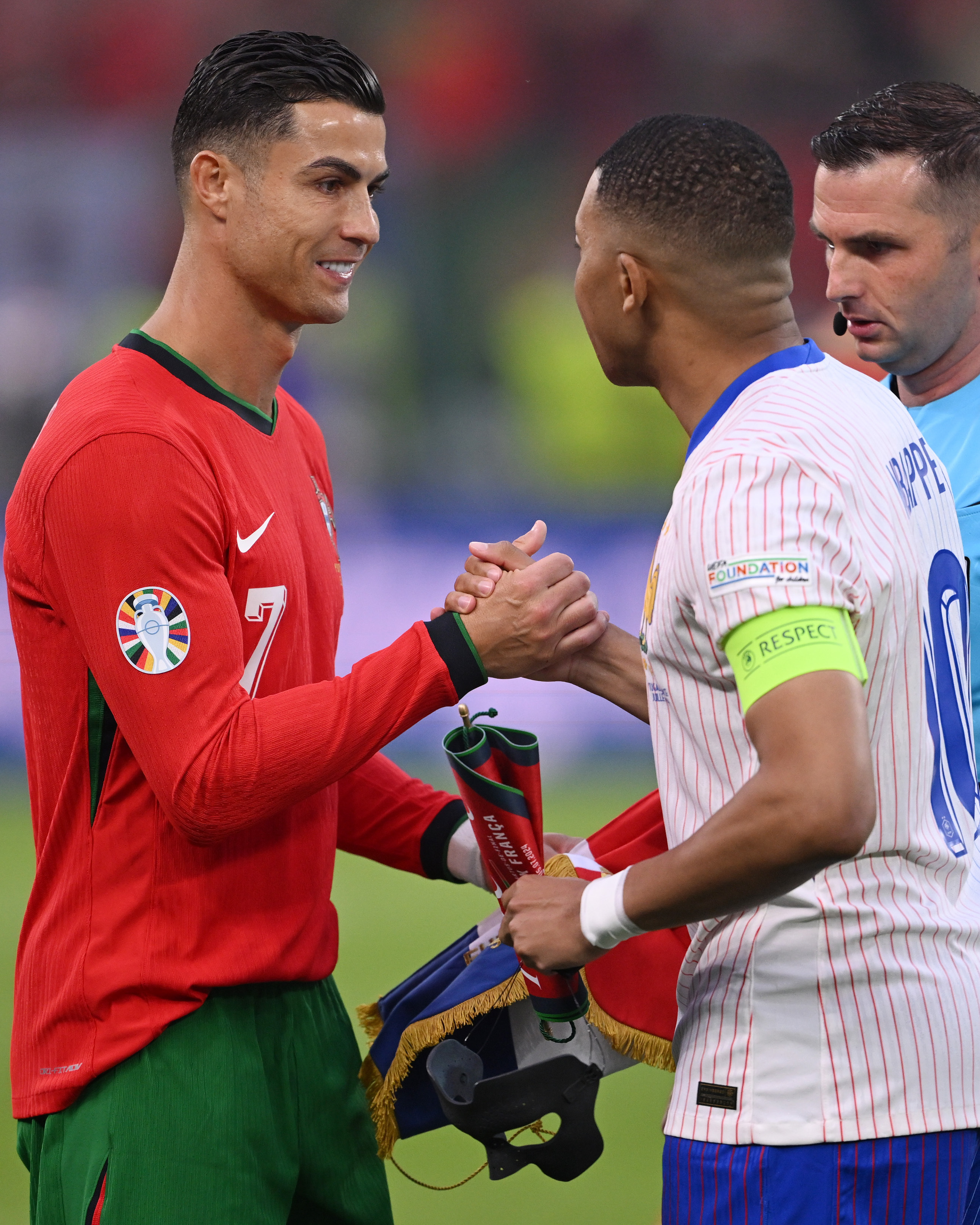 包含法国队主场迎战葡萄牙，势均力敌的词条