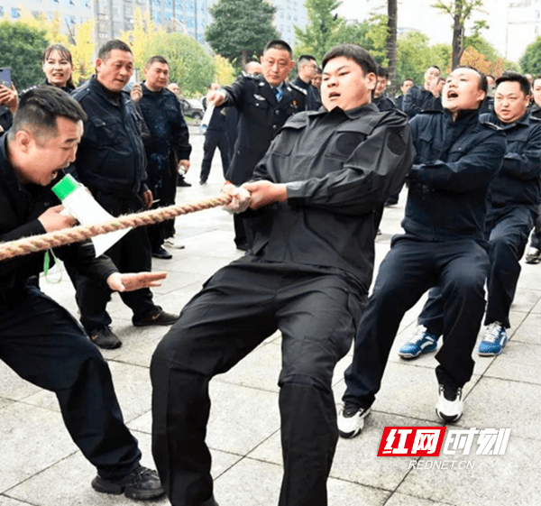 巴基斯坦选手在拔河比赛中实现突破