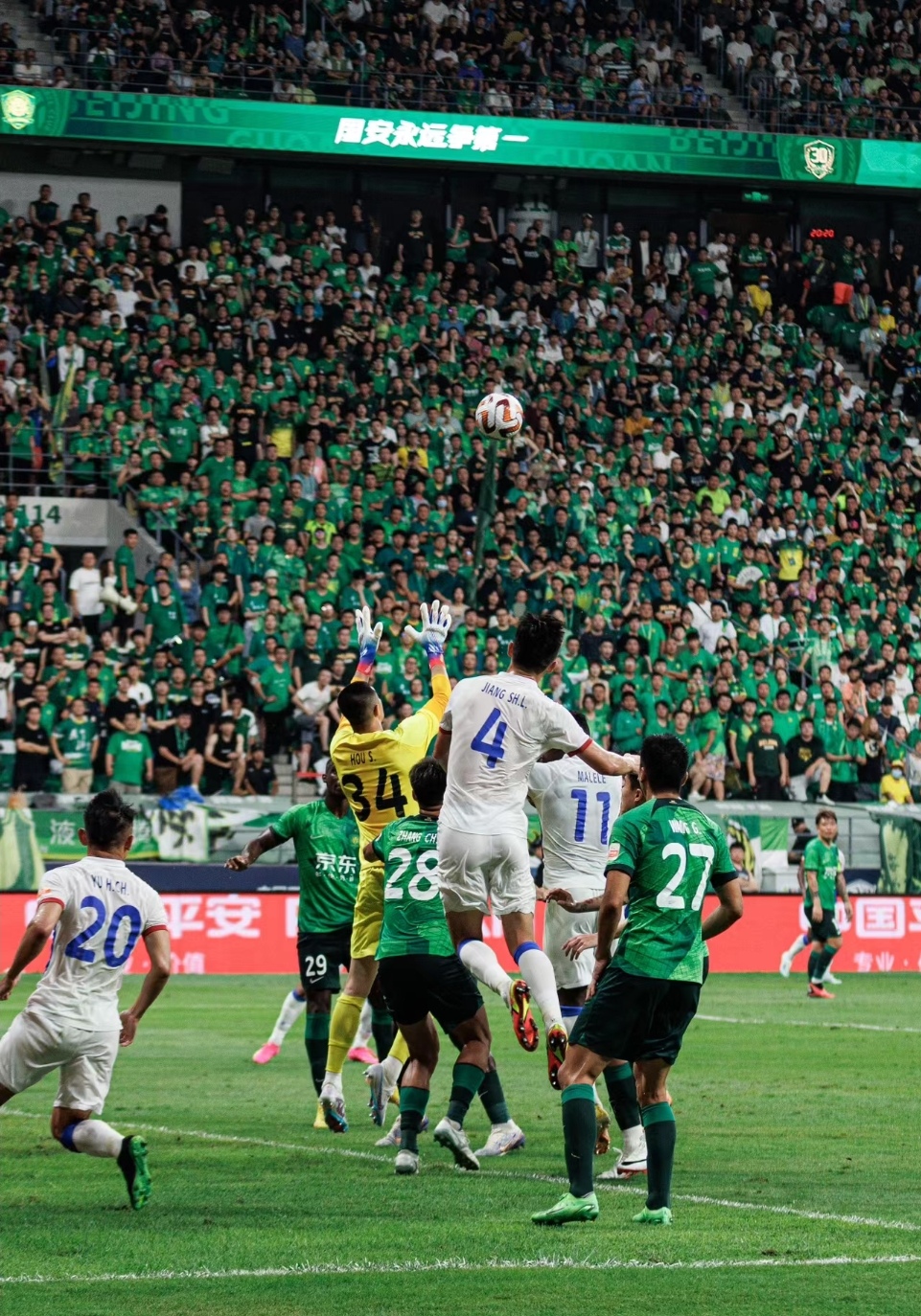 足球赛季接近尾声，球队争夺激烈比拼