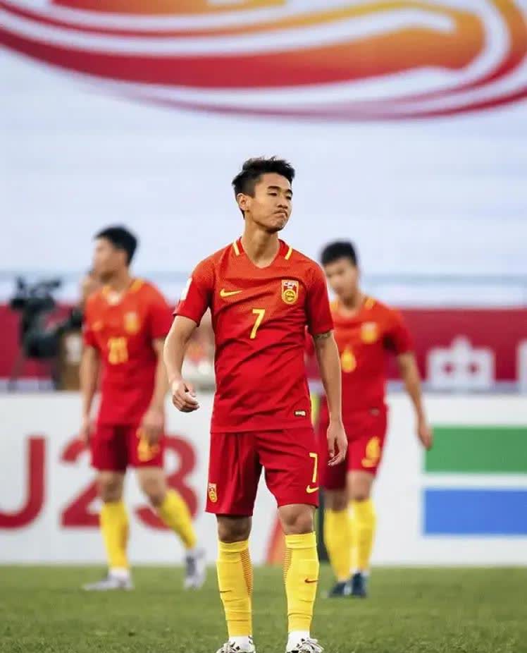 包含国内联赛中一支球队表现出色，力争登顶足球巅峰的词条