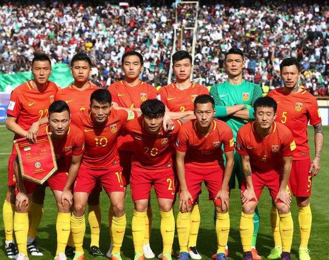 包含国内联赛中一支球队表现出色，力争登顶足球巅峰的词条