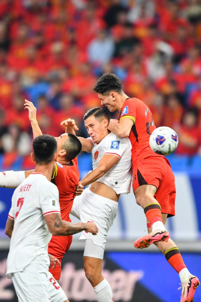 中国足球联赛连战连捷，球员表现抢眼