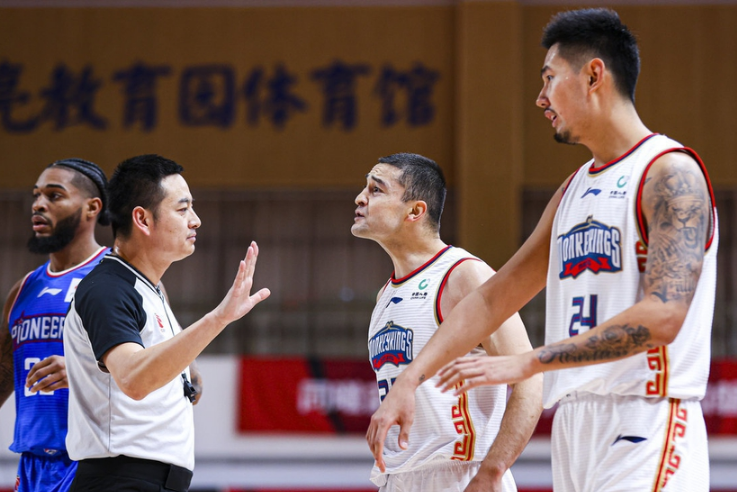 天津队险胜尼克斯,范弗利特带队取胜 天津队险胜尼克斯,范弗利特带队取胜