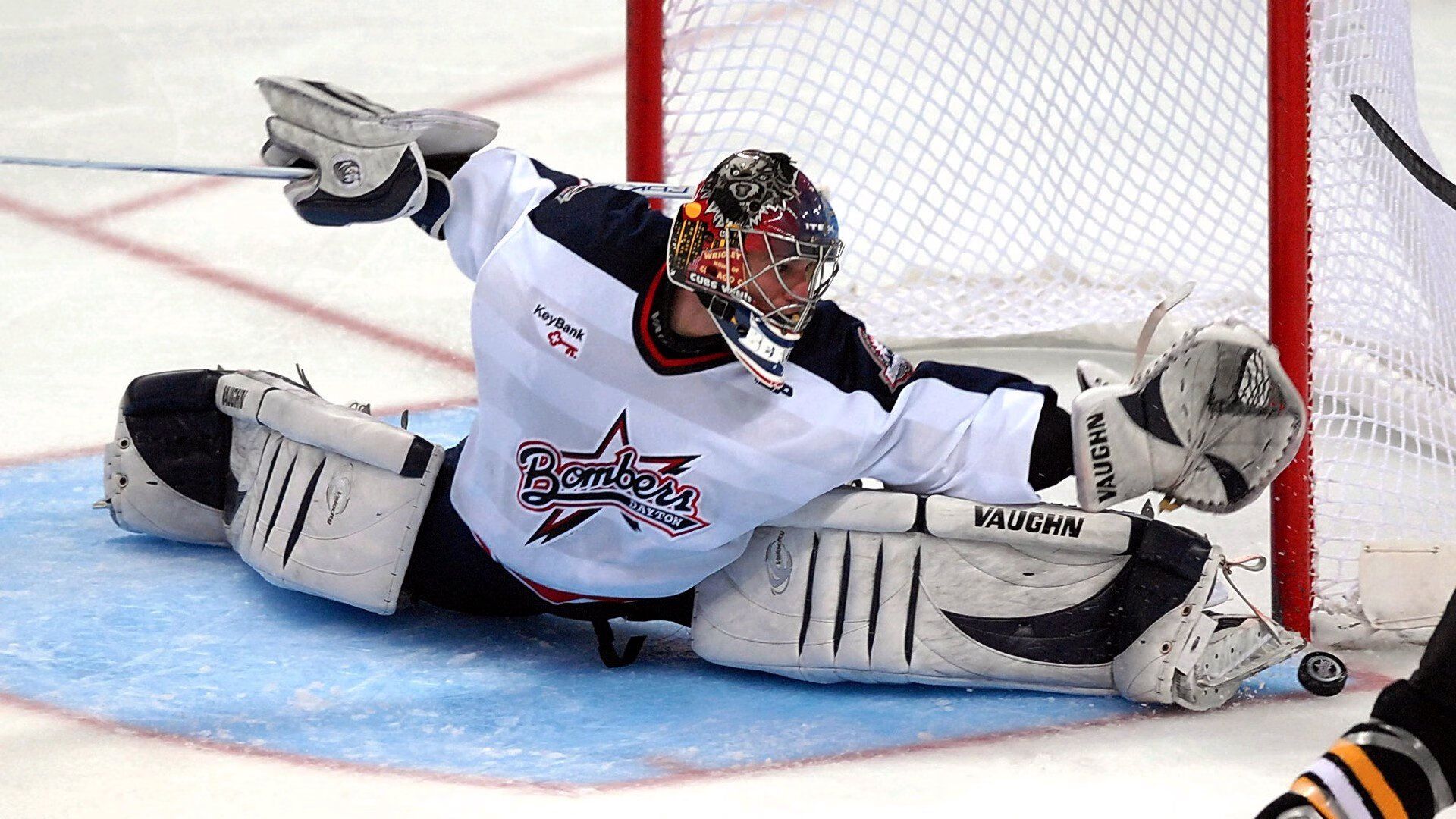 引擎轰鸣与纪录之夜,京多安在F1揭幕战书写传奇