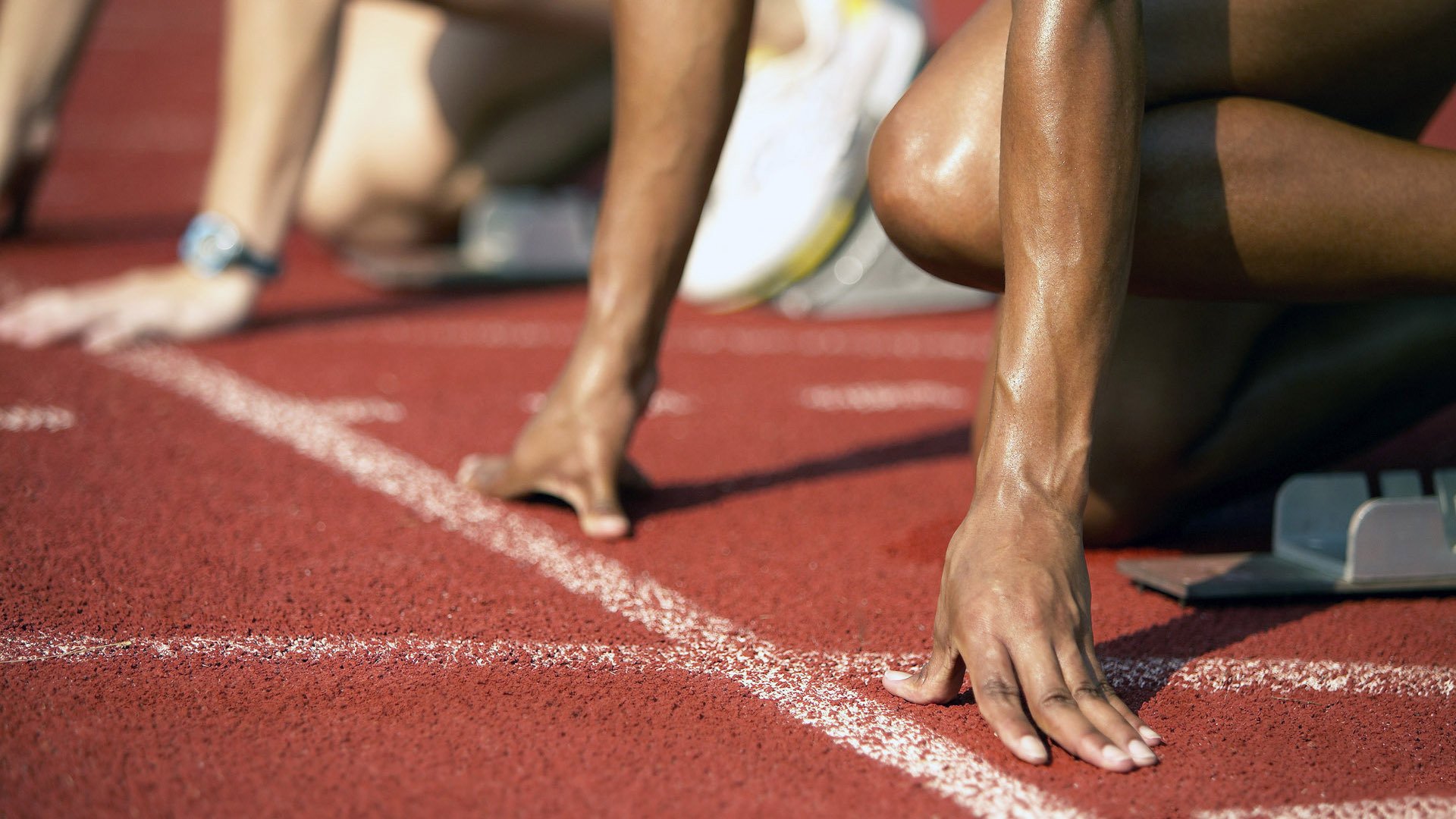 赛道与球场，当马克西接管F1街道赛，雄鹿击败吉林队的双重奏