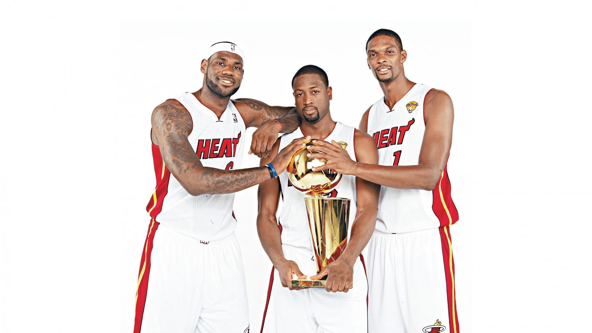 西亚卡姆爆发撕裂防线，76人铁血防守锁死湖人进攻命脉