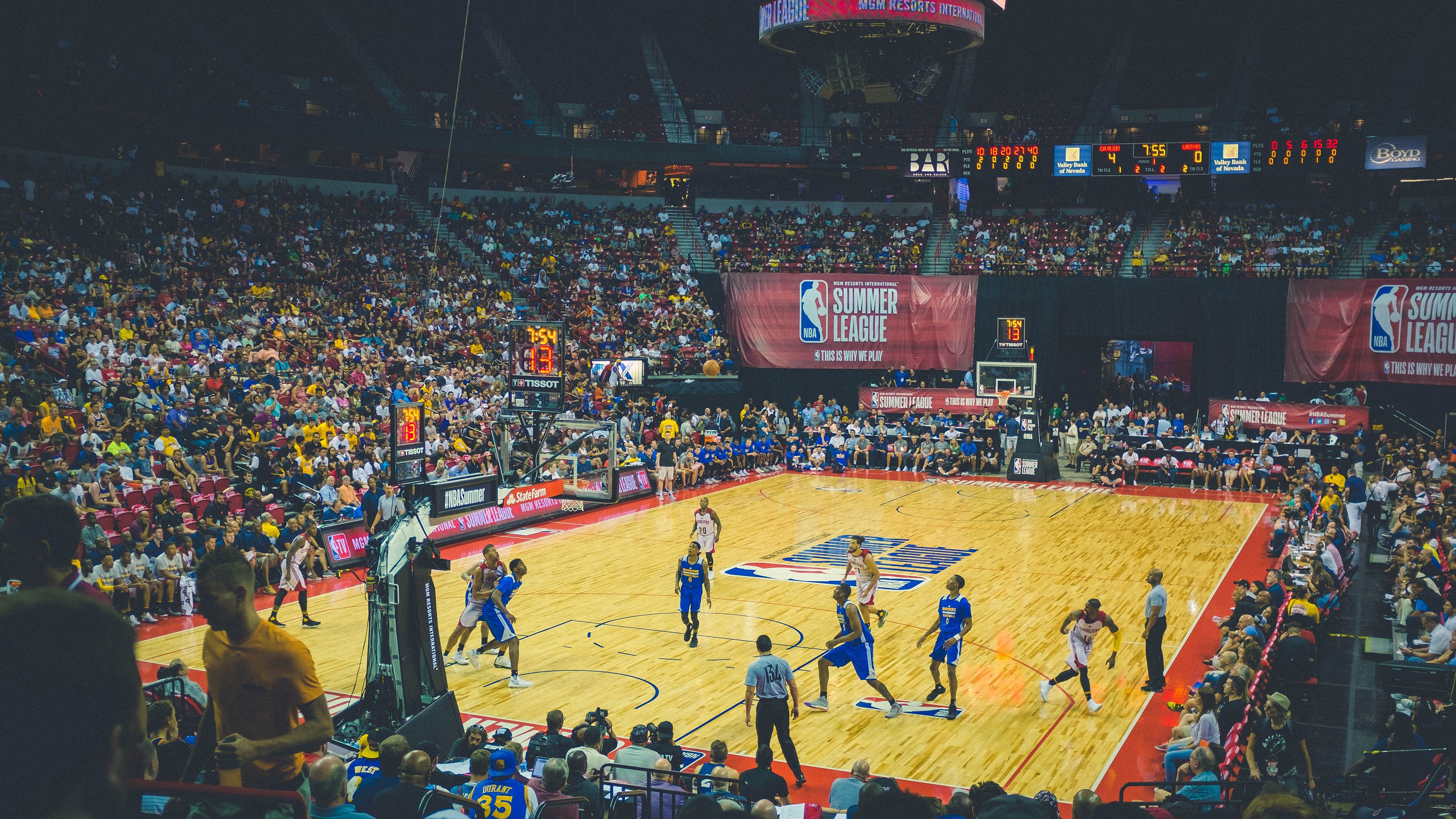 马刺稳稳拿下76人，拉文成为关键先生，一场战术与意志的胜利