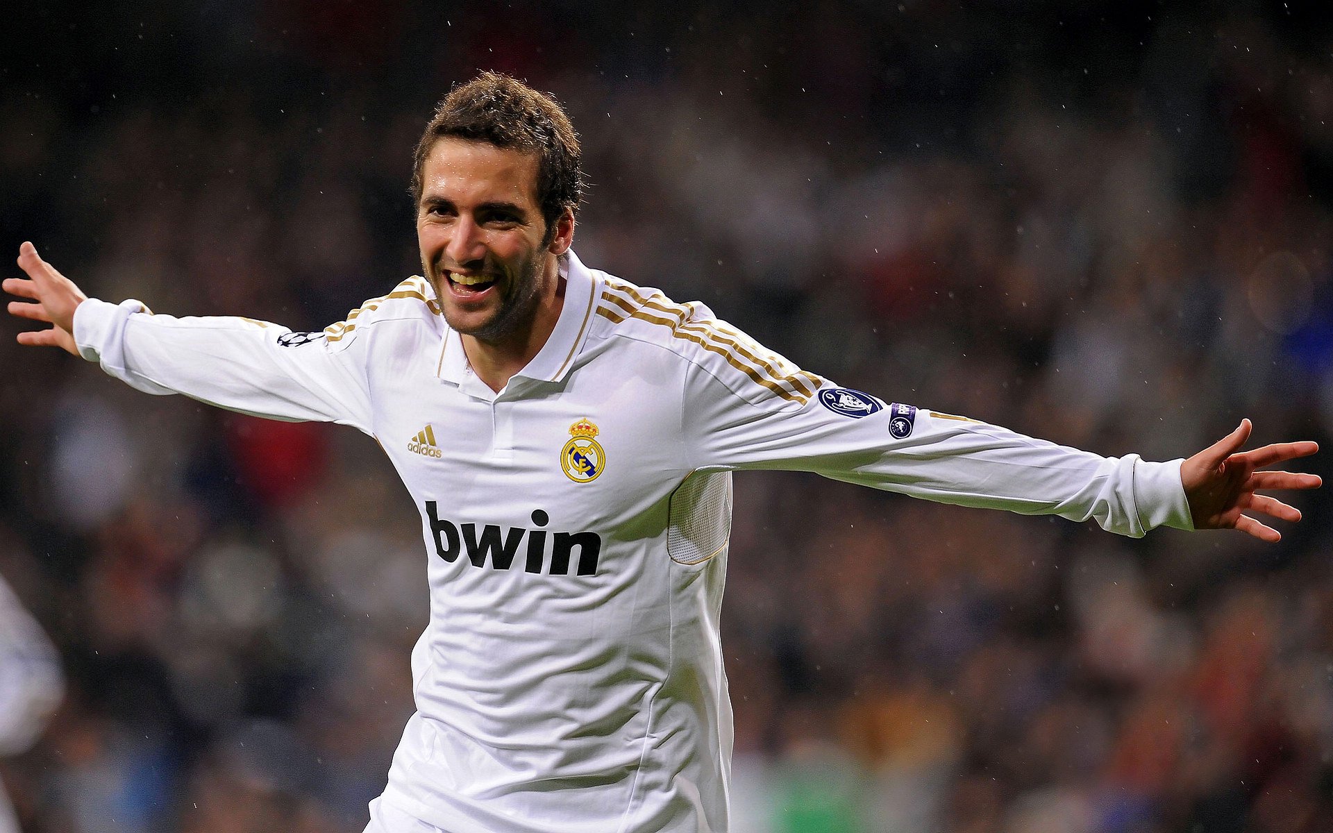 当战场与球场相遇，火力压制与接管时刻的双重叙事