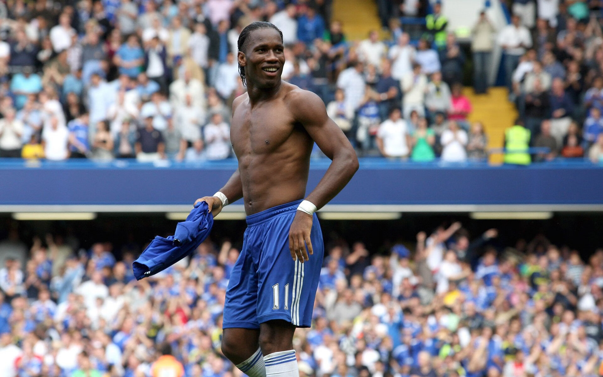 卡瓦哈尔状态火热铸就防线铁闸，巴萨战术革新横扫曼城震撼足坛