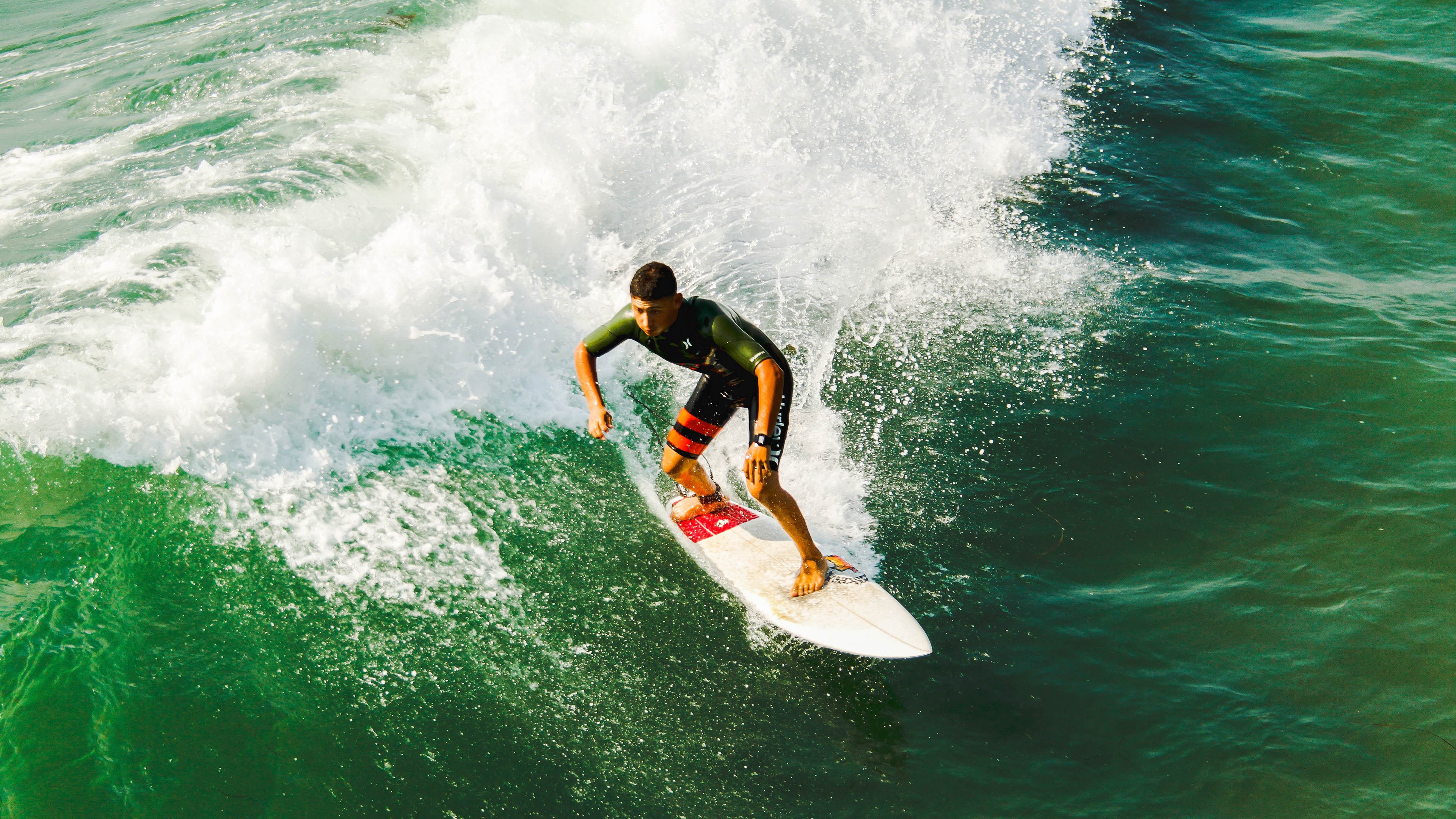 赛道上的双重奏，红牛二队战术完胜索伯，诺里斯火热状态点燃赛场